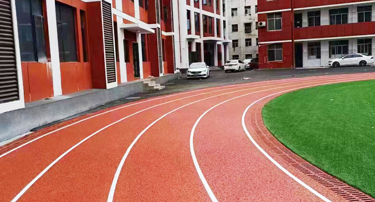湖南益阳高平中学运动场。跑道1200平方混合型